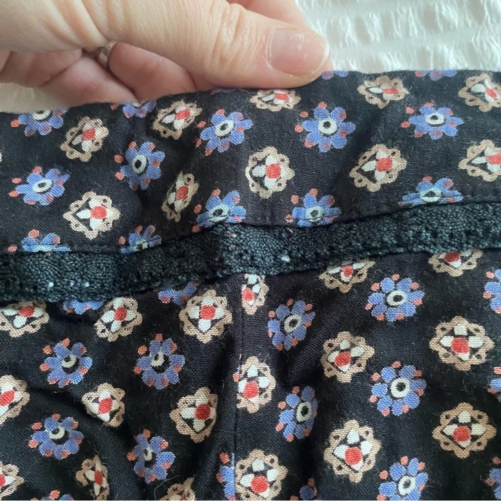 Nordstrom “Angie” Flowy black shorts with floral design size Medium